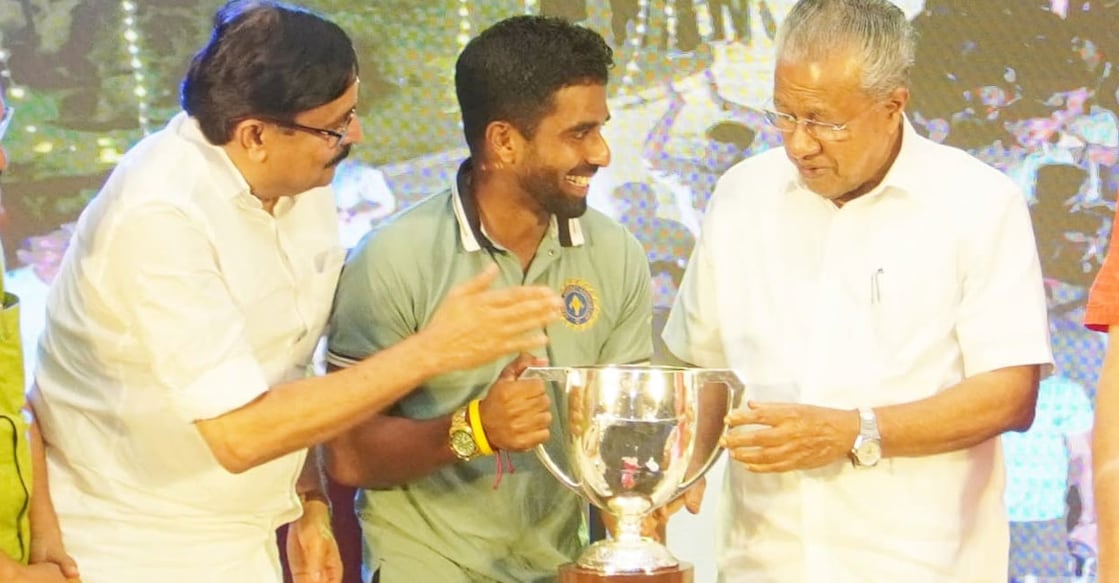 രഞ്ജി ട്രോഫിയിലെ രണ്ടാം സ്ഥാനക്കാർക്കുള്ള ട്രോഫി മുഖ്യമന്ത്രി പിണറായി വിജയനു കൈമാറുന്ന കേരള ക്രിക്കറ്റ് ടീം ക്യാപ്റ്റൻ സച്ചിൻ ബേബി. Photo: KCA