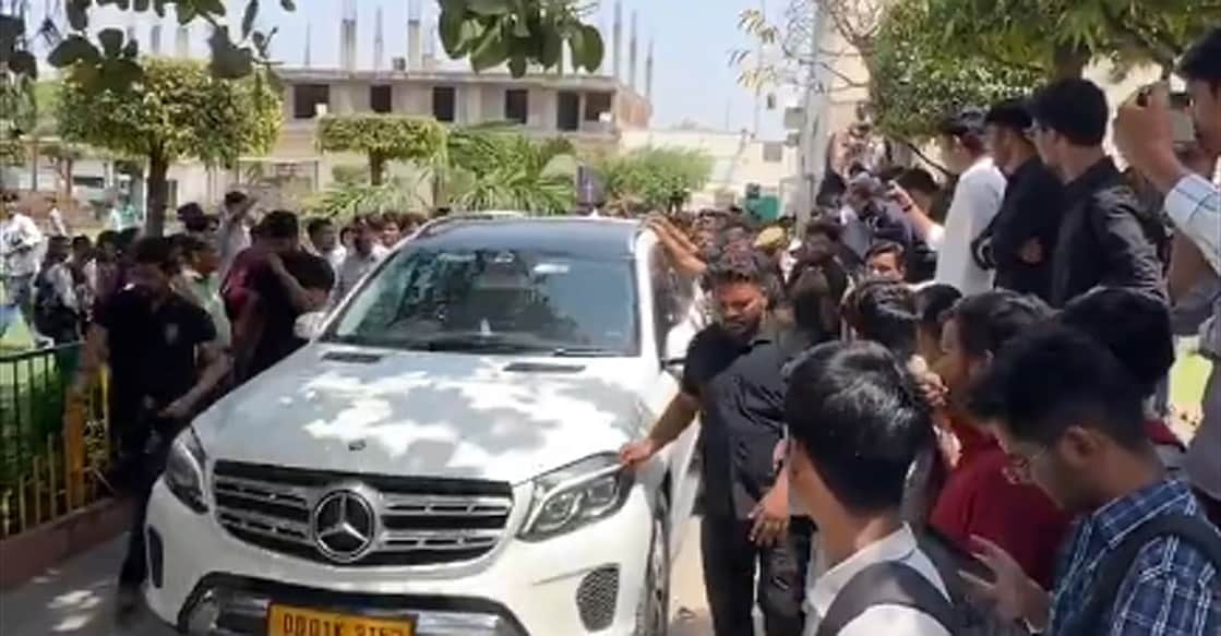 sanju-samson-car സഞ്ജു സാംസണുമായി കാർ കോളജിലേക്ക് എത്തുന്നു (വിഡിയോ ദൃശ്യം)