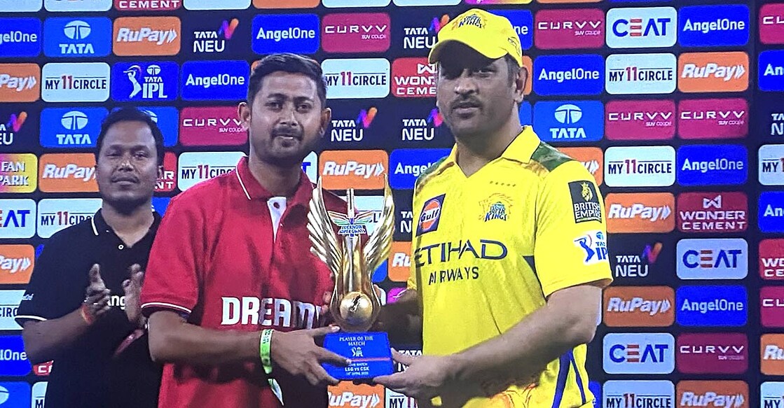ലക്നൗവിനെതിരായ മത്സരത്തിൽ മാൻ ഓഫ് ദ് മാച്ച് പുരസ്കാരം ഏറ്റുവാങ്ങുന്ന ധോണി.