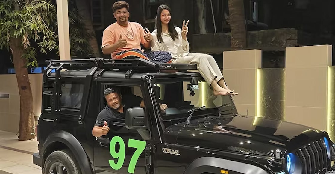 sarfaraz-khan-anaya-bangar സർഫറാസ് ഖാൻ, പിതാവ് നൗഷാദ് ഖാൻ എന്നിവർക്കൊപ്പം അനായ ബംഗാർ