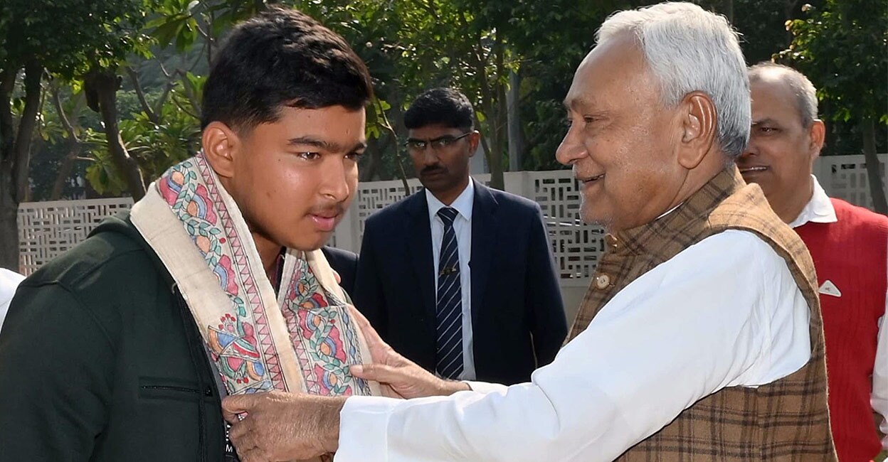 ‘ബിഹാറിന്റെ സ്വന്തം’ വൈഭവിനെ ചേർത്തുപിടിച്ച് സംസ്ഥാന സർക്കാർ; റെക്കോർഡ് സെഞ്ചറിക്ക് 10 ലക്ഷം രൂപ സമ്മാനം പ്രഖ്യാപിച്ചു