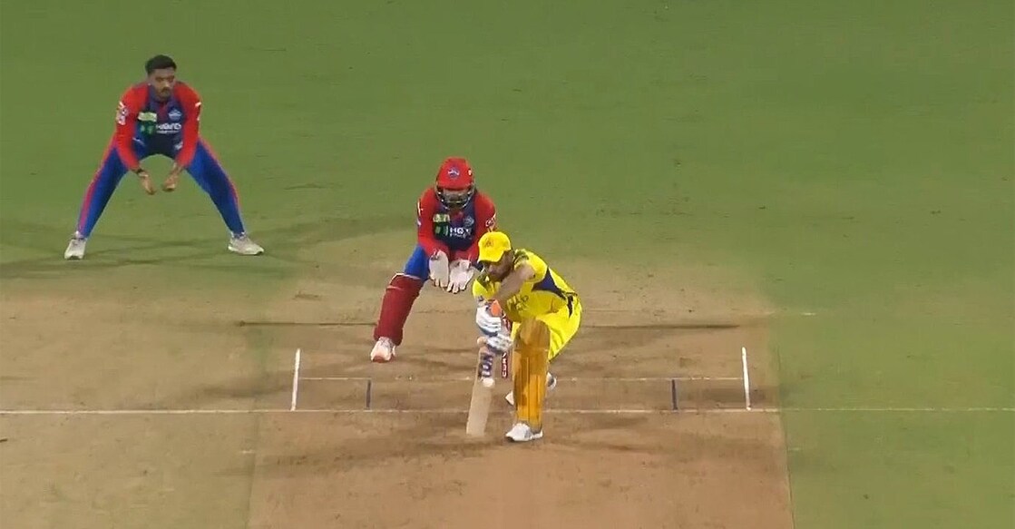 ഡൽഹിക്കെതിരായ മത്സരത്തിൽ ധോണിയുടെ ബാറ്റിങ് (എക്സിൽ നിന്നുള്ള ദൃശ്യം)