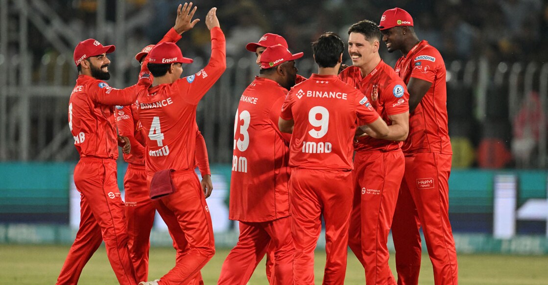CRICKET-PAK-PSL-PESHAWAR-ISLAMABAD വിക്കറ്റ് നേട്ടം ആഘോഷിക്കുന്ന ഇസ്ലാമബാദ് യുണൈറ്റഡ് താരങ്ങൾ. Photo: AAMIR QURESHI/AFP