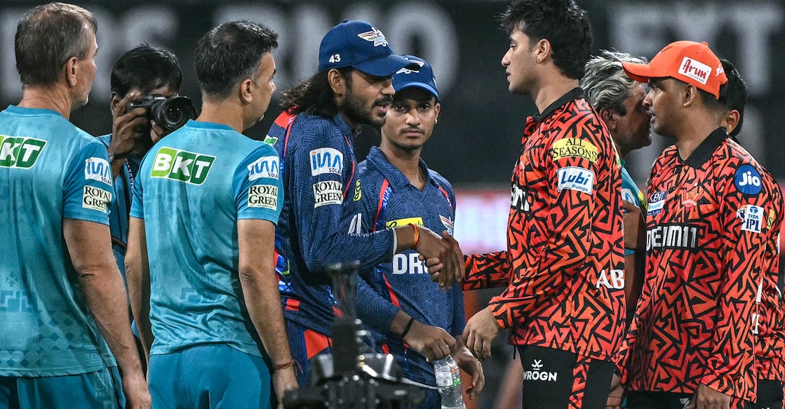 CRICKET-IND-IPL-T20-LUCKNOW-HYDERABAD മത്സരത്തിനു ശേഷം ദിഗ്വേഷ് രതിയും അഭിഷേക് ശർമയും തർക്കിക്കുന്നു. Photo: MONEYSHARMA/AFP
