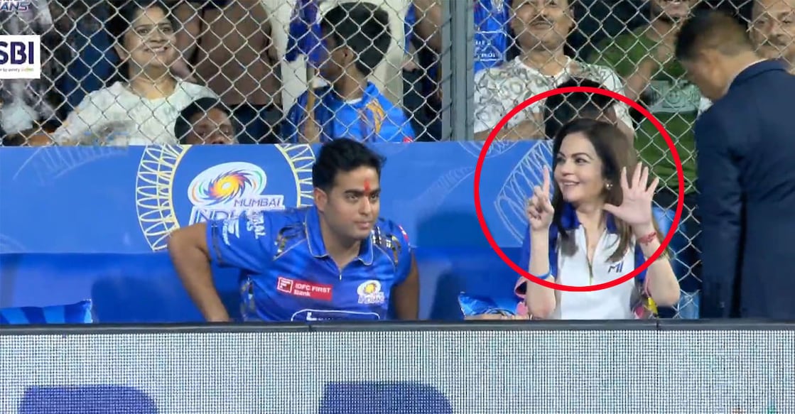 മത്സരത്തിനു ശേഷം ആറു വിരലുകൾ ഉയർത്തിക്കാട്ടുന്ന നിത അംബാനി (എക്സിൽ നിന്നുള്ള ദൃശ്യം)