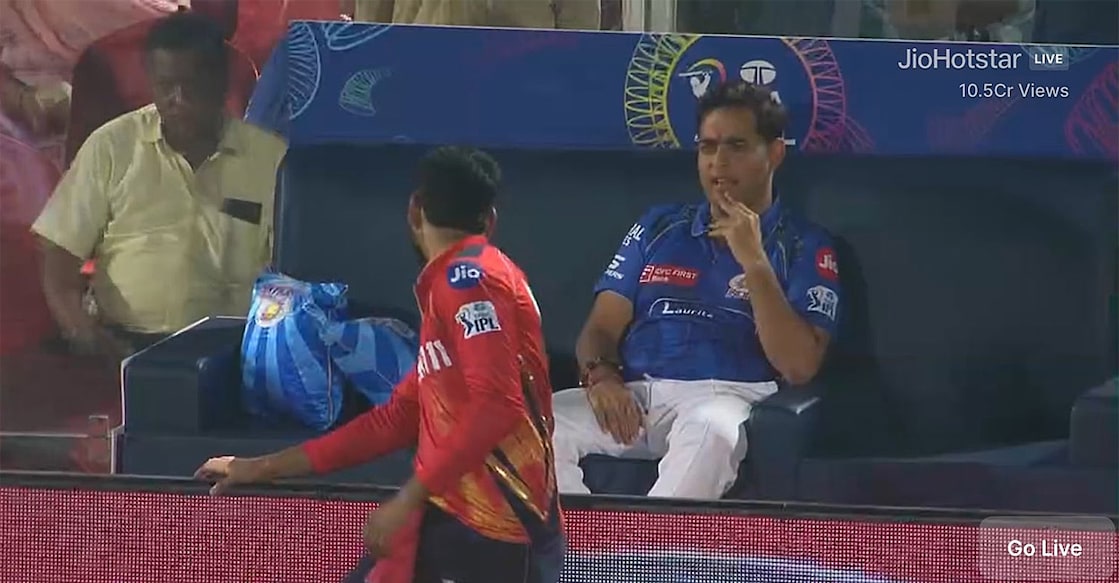 shreyas-iyer-akash-ambani മത്സരത്തിനിടെ ശ്രേയസ് അയ്യരും ആകാശ് അംബാനിയും സംസാരിക്കുന്ന ദൃശ്യം (എക്സിൽ നിന്ന്)