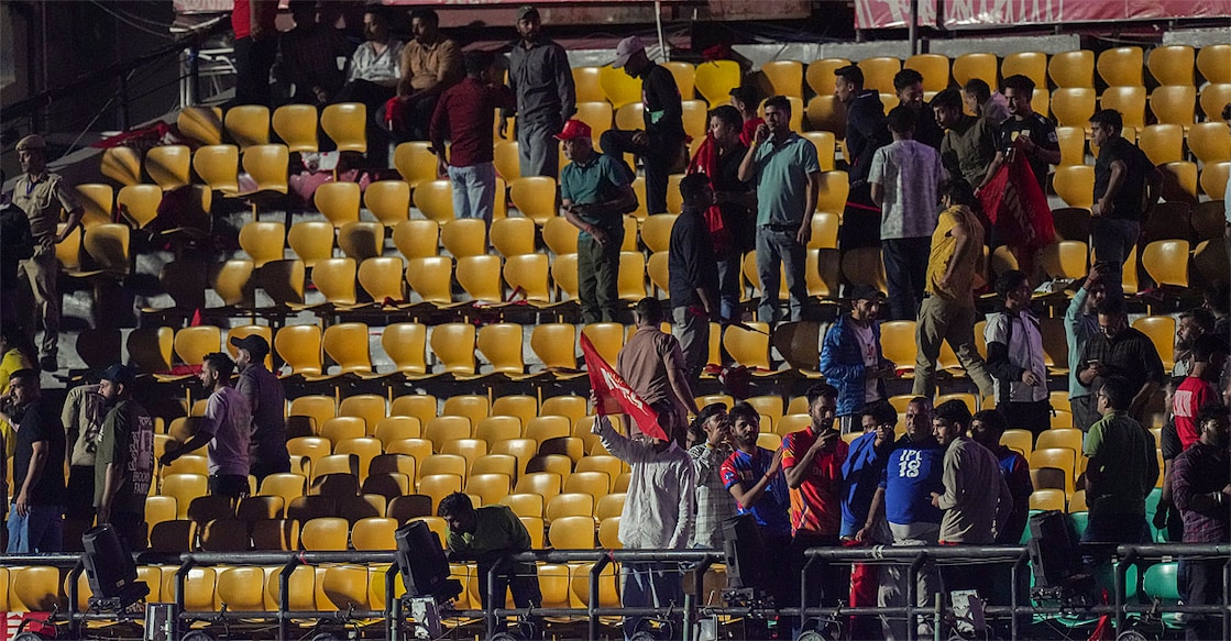 dharamsala-stadium പഞ്ചാബ് കിങ്സ് – ഡൽഹി ക്യാപിറ്റൽസ് മത്സരത്തിനിടെ ധരംശാലയിലെ സ്റ്റേഡിയത്തിൽനിന്ന് കാണികളെ ഒഴിപ്പിക്കുന്നു (പിടിഐ ചിത്രം)