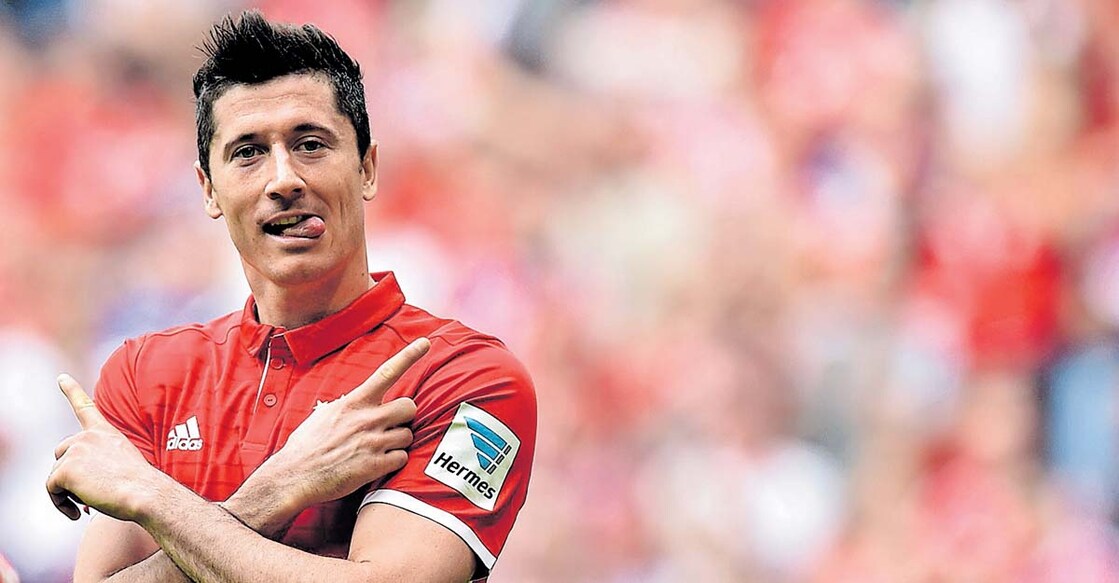 TOPSHOT - Bayern Munich's Polish striker Robert Lewandowski celebrates after scoring during the German first division Bundesliga football match between Bayern Munich and FC Augsburg in Munich, southern Germany, on April 1, 2017. / AFP PHOTO / Christof STACHE / RESTRICTIONS: DURING MATCH TIME: DFL RULES TO LIMIT THE ONLINE USAGE TO 15 PICTURES PER MATCH AND FORBID IMAGE SEQUENCES TO SIMULATE VIDEO. == RESTRICTED TO EDITORIAL USE == FOR FURTHER QUERIES PLEASE CONTACT DFL DIRECTLY AT + 49 69 650050
