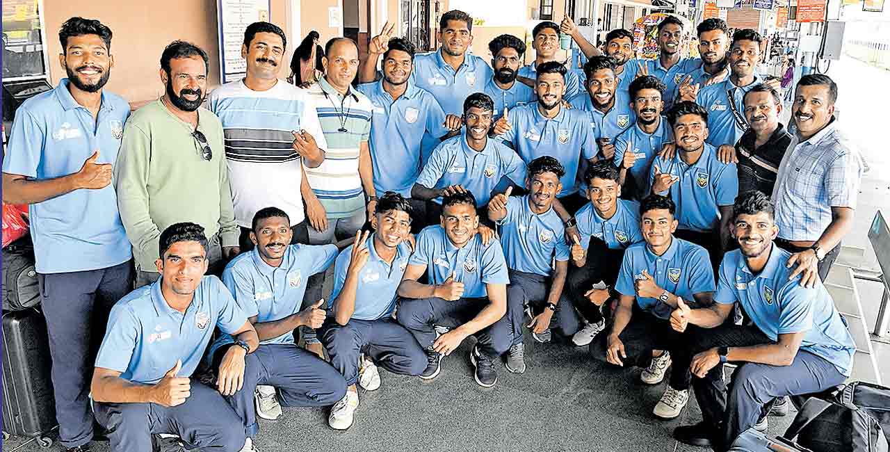 കിരീടസ്വപ്നങ്ങളുമായി കേരള ടീം യാത്ര തുടങ്ങി kerala football team for