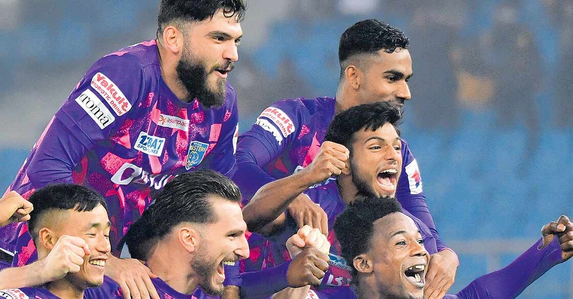 പഞ്ചാബ് എഫ്സിക്കെതിരെ പെനൽറ്റിയിലൂടെ ഗോൾ നേടിയ  കേരള ബ്ലാസ്റ്റേഴ്സ് താരം ദിമിത്രിയോസ് ഡയമന്റക്കോസിനൊപ്പം  (താഴെ ഇടത്തു നിന്ന് രണ്ടാമത്) ആഹ്ലാദം പങ്കിടുന്ന സഹതാരങ്ങൾ.  ചിത്രം: ജോസ്കുട്ടി പനയ്ക്കൽ ∙ മനോരമ 