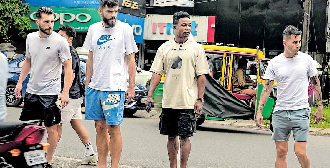 കളിക്കാൻ ഇത്ര ക്ലേശമില്ല 
കേരള ബ്ലാസ്റ്റേഴ്‌സ് താരങ്ങളായ ദിമിത്രി ഡയമന്റകോസ്, മിലോസ് ഡ്രിൻസിച്ച്, ക്വാമെ പെപ്ര, അഡ്രിയൻ ലൂണ എന്നിവർ കൊച്ചി പനമ്പിള്ളി നഗറിലെ തിരക്കേറിയ റോഡ് കടക്കാനുള്ള ശ്രമത്തിൽ. പനമ്പിള്ളി നഗർ സ്പോർട്സ് അക്കാദമി ഗ്രൗണ്ടിലെ പരിശീലനത്തിനു മുൻപു കോഫി ഷോപ്പിൽ പോയതാണു സംഘം.                                 ചിത്രം: ഇ.വി.ശ്രീകുമാർ ∙ മനോരമ       