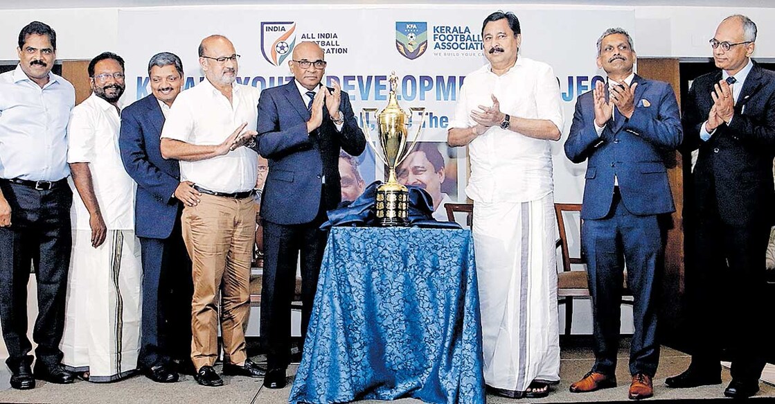 kerala-youth-development-football
കേരള യൂത്ത് ഡവലപ്മെന്റ് പ്രോജക്ടിന്റെ ഭാഗമായി നടത്തുന്ന ബേബി ലീഗ് ജേതാക്കൾക്കു സമ്മാനിക്കാനുള്ള ചാക്കോളാസ് ഗോൾഡ് ട്രോഫിയുടെ പകർപ്പ് ഏഷ്യൻ ഫുട്ബോൾ കോൺഫെഡറേഷൻ ജനറൽ സെക്രട്ടറി ദതുക് സെരി വിൻഡ്സർ ജോൺ പ്രകാശനം ചെയ്യുന്നു. കെഎഫ്എ ജനറൽ സെക്രട്ടറി പി.അനിൽകുമാർ, ട്രഷറർ റജിനോൾഡ് വർഗീസ്, പ്രസിഡന്റ് നവാസ് മീരാൻ, മാത്തൻ ചാക്കോള, മന്ത്രി വി.അബ്ദുറഹിമാൻ, അഖിലേന്ത്യാ ഫുട്ബോൾ ഫെഡറേഷൻ ജനറൽ സെക്രട്ടറി ഷാജി പ്രഭാകർ, എഎഫ്സി കമ്യൂണിക്കേഷൻസ് ഡയറക്ടർ രവികുമാർ എന്നിവർ സമീപം. ചിത്രം: മനോരമ