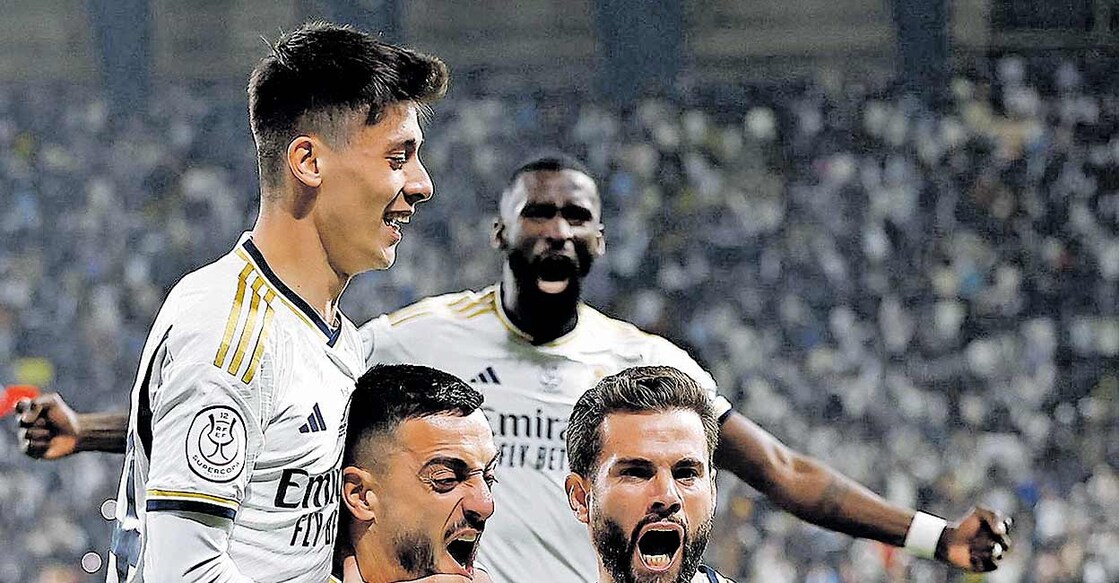 spanish-super-cup അത്ലറ്റിക്കോ മഡ്രിഡിനെതിരെ റയലിന്റെ 4–ാം ഗോൾ സ്കോർ ചെയ്തപ്പോൾ ജോസെലുവിന്റെ (ഇടത്തുനിന്ന് രണ്ടാമത്) ടീമംഗങ്ങൾക്കൊപ്പമുള്ള ആഹ്ലാദം.