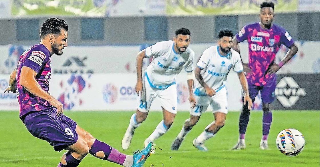 kerala-blasters
ജംഷഡ്പുർ എഫ്സിക്കെതിരെ ദിമിത്രി ഡയമന്റകോസ് കേരള ബ്ലാസ്റ്റേഴ്സിനായി പെനൽറ്റിയിൽനിന്ന് ഗോൾ നേടുന്നു