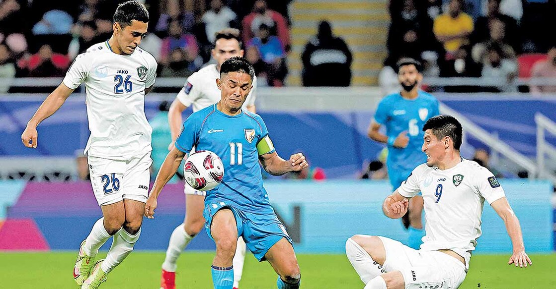 ഇന്ത്യൻ ക്യാപ്റ്റൻ സുനിൽ ഛേത്രിയുടെ മുന്നേറ്റം തടയുന്ന ഉസ്ബക്കിസ്ഥാൻ താരങ്ങൾ