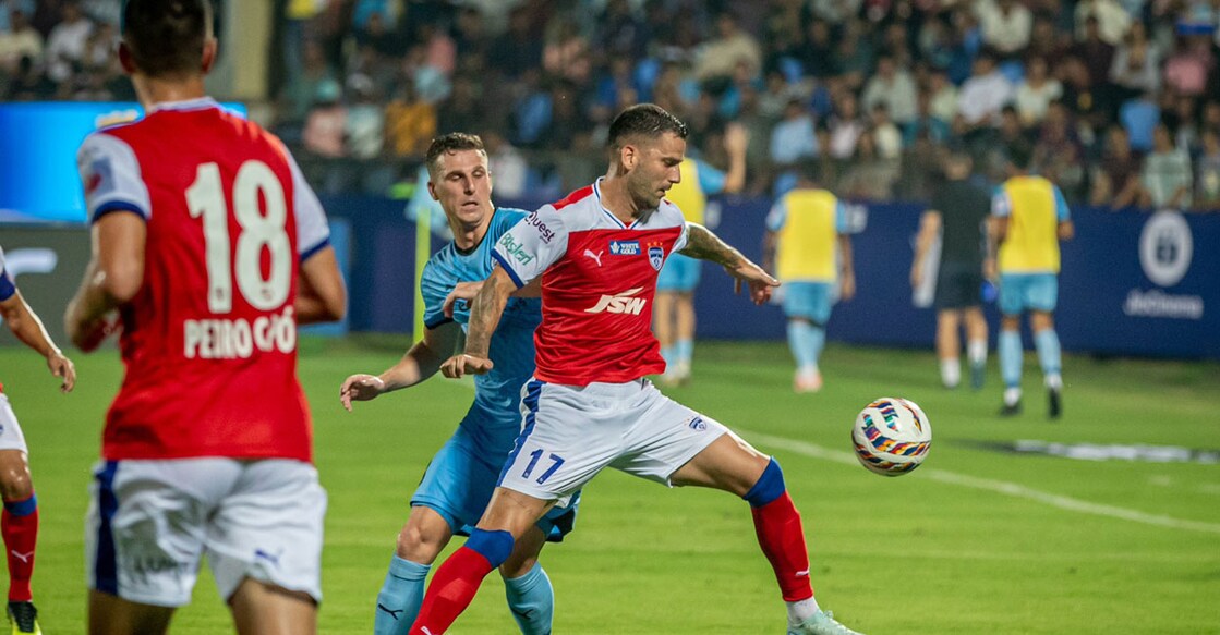 mumbai-bengaluru-fc മുംബൈ സിറ്റി– ബെംഗളൂരു പോരാട്ടത്തിൽനിന്ന്. Photo: X@ISL