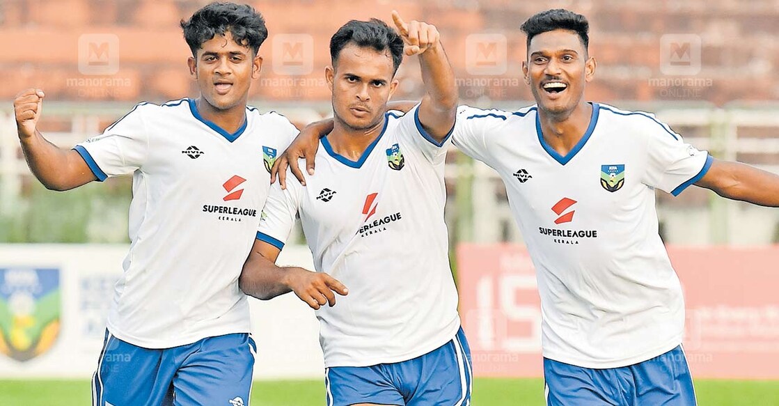 kerala-footballteam റെയിൽവേസിനെതിരെ ഗോൾ നേടിയ കേരളത്തിന്റെ മുഹമ്മദ് അജ്സലിന്റെ (നടുവിൽ) ആഹ്ളാദം. പി.പി.മുഹമ്മദ് റോഷൽ(വലത്) , ഇ.സജീഷ് എന്നിവർ സമീപം. ചിത്രം : അബു ഹാഷിം/ മനോരമ