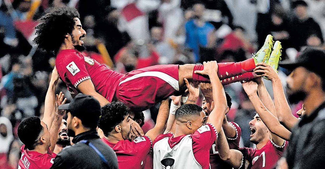 TOPSHOT-FBL-ASIA-2023-MATCH51-JOR-QAT ഏഷ്യൻ കപ്പ് വിജയത്തിനു ശേഷം സ്ട്രൈക്കർ അക്രം അഫിഫിനെ എടുത്തുയർത്തി ആഹ്ലാദം പങ്കിടുന്ന ഖത്തർ താരങ്ങൾ