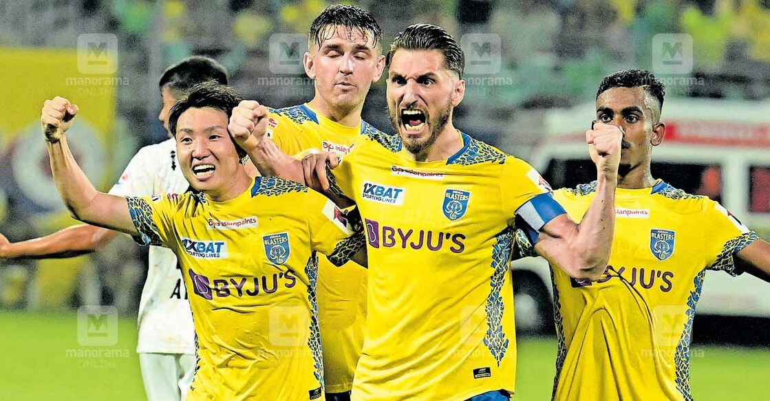 kerala-blasters എഫ്സി ഗോവയ്ക്കെതിരെ ഗോൾ നേടിയ കേരള ബ്ലാസ്റ്റേഴ്സ് ക്യാപ്റ്റൻ ദിമിത്രി ഡയമന്റകോസിന്റെ (നടുവിൽ) ആഹ്ലാദം. സഹതാരങ്ങളായ (ഇടതുനിന്ന്) ഡെയ്സൂകി സകായ്, ഫിയദോർ ചെർനിച് എന്നിവർ സമീപം ചിത്രം: ടോണി ഡൊമിനിക് ∙മനോരമ
