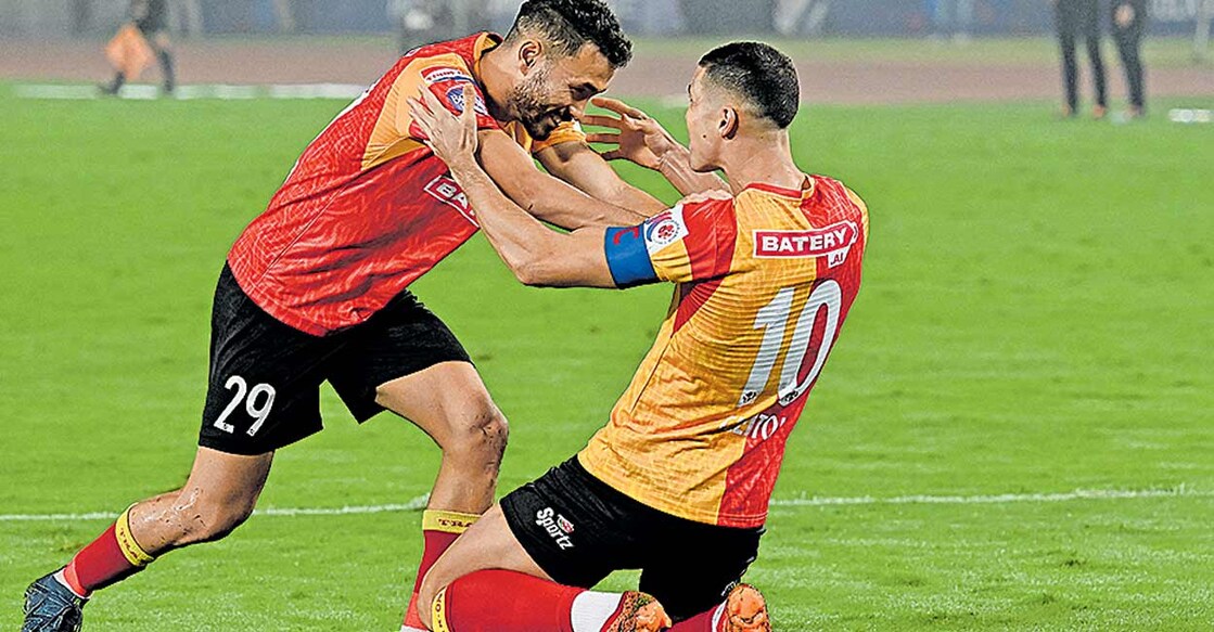 east-bengal-team-members ഗോൾ നേടിയ ഈസ്റ്റ് ബംഗാൾ താരം ക്ലെയ്റ്റൻ സിൽവയെ (10–ാം നമ്പർ) അഭിനന്ദിക്കുന്ന സഹതാരം നവോറെം മഹേഷ് സിങ്.
ചിത്രം: സലിൽ ബേറ ∙ മനോരമ