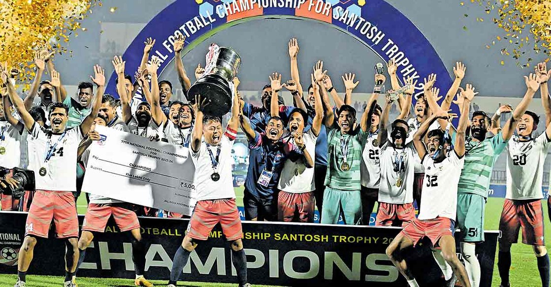 santhosh-trophy സന്തോഷ് ട്രോഫി ജേതാക്കളായ സർവീസസ് ടീം ക്യാപ്റ്റൻ പി.ക്രിസ്റ്റഫർ കമെയുടെ നേതൃത്വത്തിൽ ട്രോഫിയുമായി ആഹ്ലാദത്തിൽ. ചിത്രം: അബു ഹാഷിം ∙ മനോരമ