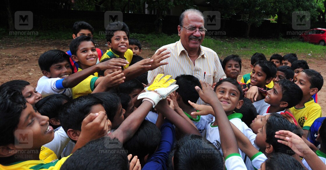 ടി.കെ. ചാത്തുണ്ണി കൗമാര താരങ്ങൾക്കൊപ്പം.ചിത്രം∙ മനോരമ