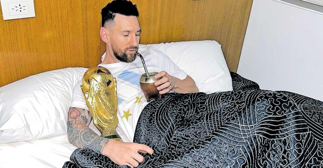Lionel-Messi 2022 ലോകകപ്പ് ജയത്തിനു പിറ്റേന്ന് ദോഹയിലെ ഹോട്ടൽ റൂമിൽ ട്രോഫിയും മാറ്റെ ഡ്രിങ്കുമായി ലയണൽ മെസ്സി. (ഫയൽ ചിത്രം).
