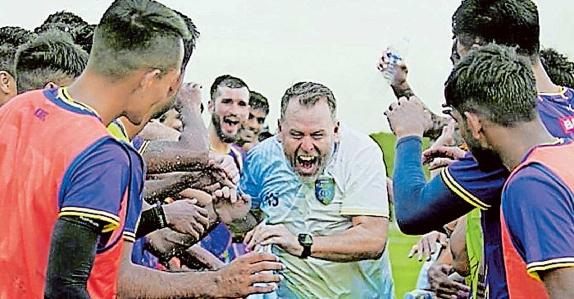 kerala-blasters തായ്ലൻഡിലെ ബ്ലാസ്റ്റേഴ്സ് പ്രീ സീസൺ ക്യാംപിൽ കോച്ച് മികേൽ സ്റ്റോറെ താരങ്ങൾക്കൊപ്പം.
