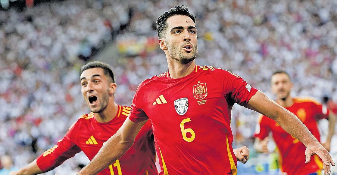 SOCCER-EURO-ESP-GER/REPORT സ്പെയിന്റെ രണ്ടാം ഗോൾ നേടിയ മൈക്കൽ മെറിനോയുടെ (ജഴ്സി 6)) ആഹ്ലാദം. സഹതാരം ഫെറാൻ ടോറസ് പിന്നിൽ