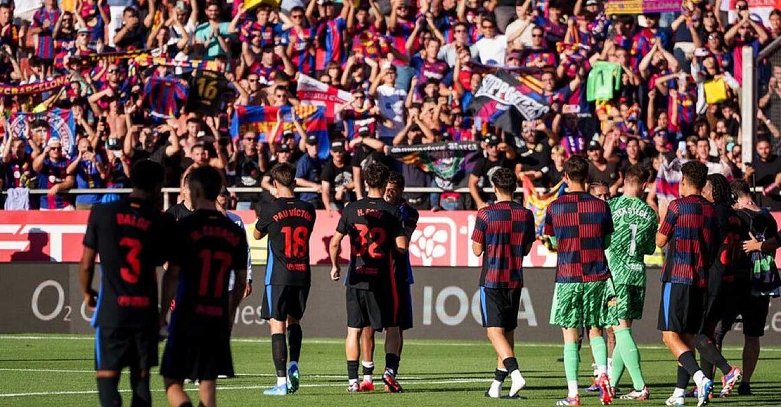 barcelona-players-fans മത്സരശേഷം കാണികളെ അഭിവാദ്യം ചെയ്യുന്ന ബാർസിലോന താരങ്ങൾ (ബാർസ പങ്കുവച്ച ചിത്രം)
