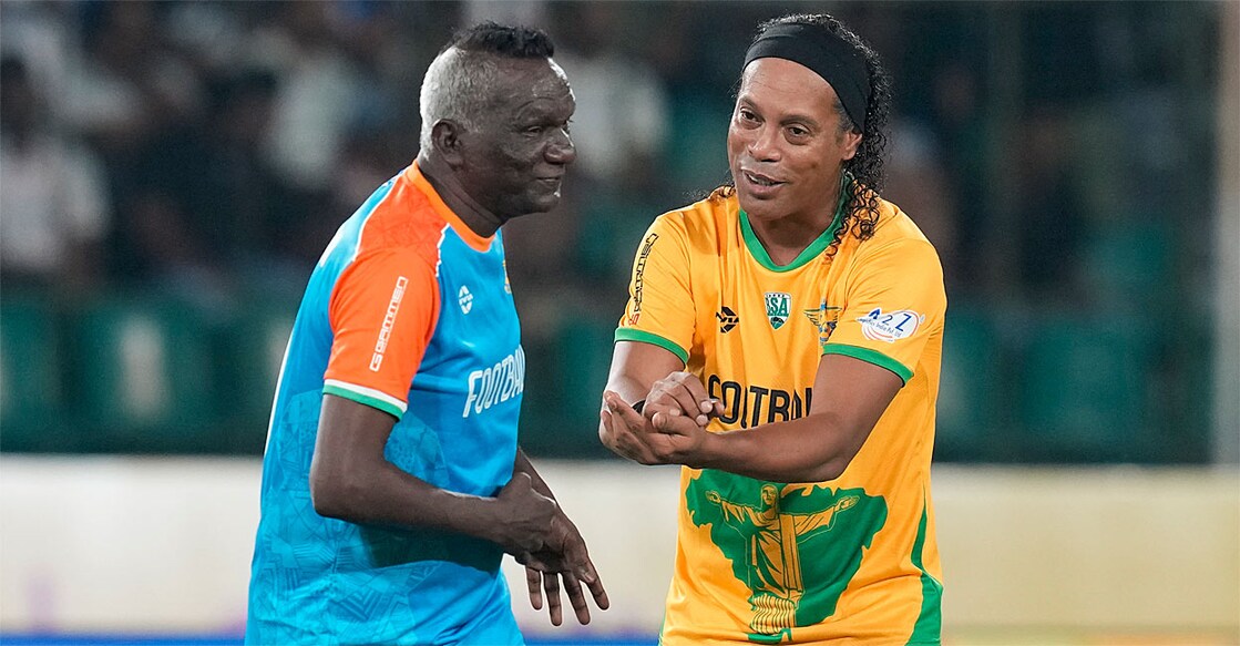 ഐ.എം. വിജയനും റൊണാൾഡീഞ്ഞോയും മത്സരത്തിനിടെ (പിടിഐ ചിത്രം)