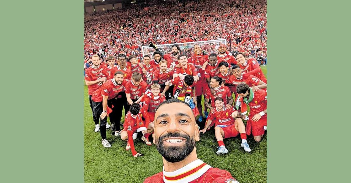 
ലിവർപൂൾ താരങ്ങൾക്കും ആരാധകർക്കുമൊപ്പം സ്ട്രൈക്കർ മുഹമ്മദ് സലായുടെ സെൽഫി