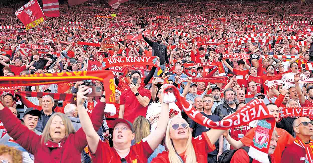 ലിവർപൂളിന്റെ ഇംഗ്ലിഷ് പ്രിമിയർ ലീഗ് കിരീടവിജയം ആഘോഷിച്ച് ആരാധകർ; കപ്പ് നിറച്ച് ലിവർപൂൾ!