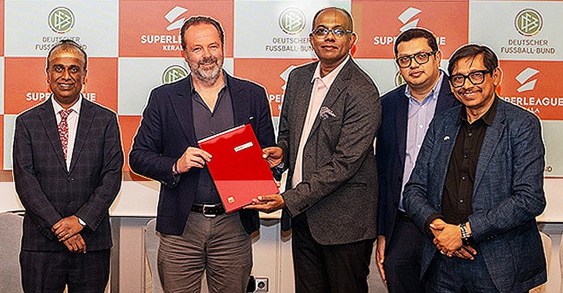 slk-dfb സൂപ്പർ ലീഗ് കേരളയും (എസ്എൽകെ) ജർമൻ ഫുട്ബോൾ അസോസിയേഷനും (ഡിഎഫ്ബി) സഹകരണ കരാർ ഒപ്പുവച്ചപ്പോൾ.