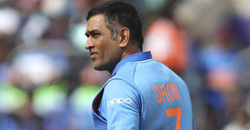 ധോണി വിരോധികൾ വക #DhoniRetires; പിന്നാലെ #NeverRetireDhoni ...