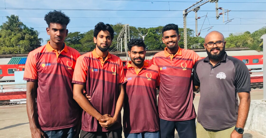 ലുധിയാനയിൽ ശനിയാഴ്ച ആരംഭിക്കുന്ന ദേശീയ സീനിയർ ബാസ്ക്കറ്റ് ബോൾ ചാംപ്യൻഷിപിൽ പങ്കെടുക്കാൻ അമൃത്സർ എക്സ്പ്രസിൽ പുറപ്പെട്ട കേരള ടീമിലെ താരങ്ങളും തിരുവല്ല സ്വദേശികളുമായ സെജിൻ, ജിഷ്ണു, എ.ആർ. അഖിൽ, അഖിൽ ബൈജു എന്നിവർ തിരുവല്ല സ്വദേശിയായ മാനേജർ വിശാലിന് ഒപ്പം.