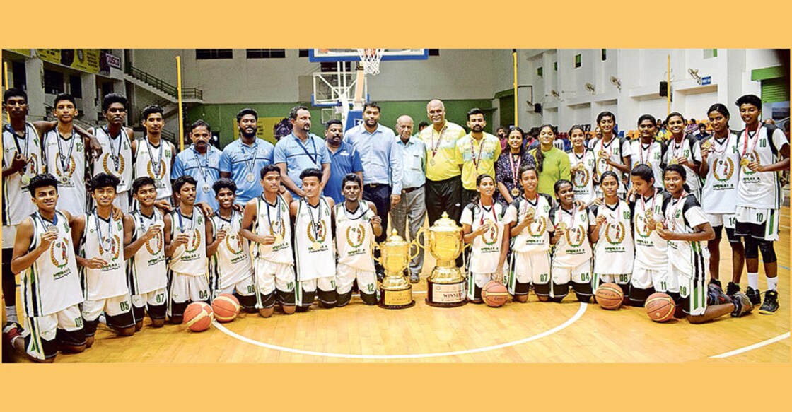 basket-team ദേശീയ യൂത്ത് ബാസ്കറ്റ്ബോൾ ചാംപ്യൻഷിപ്പിൽ ജേതാക്കളായ കേരള പെൺകുട്ടികളും രണ്ടാം സ്ഥാനം നേടിയ ആൺകുട്ടികളും പരിശീലകർക്കൊപ്പം.