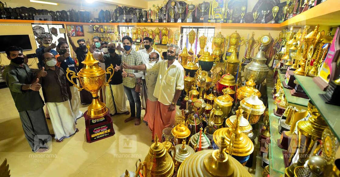 arjuna-acheri-club അർജുന ക്ലബ് അംഗങ്ങൾ ട്രോഫികൾക്കു നടുവിൽ. ചിത്രം: ജിബിൻ ചെമ്പോല