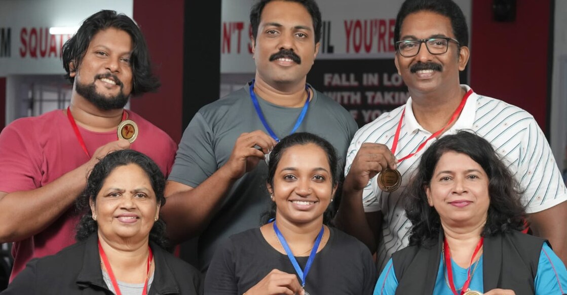 സംസ്ഥാന പവർലിഫ്റ്റിംഗ് വിജയികൾ മെഡലുകളുമായി.
മുന്നിൽ ഇടത്തുനിന്ന് : മെഴ്‌സി സ്കറിയ, അരുണിമ ജയൻ, അന്നമ്മ ചാക്കോ.
പിന്നിൽ ഇടത്തുനിന്ന് : റോണി എം മാത്യുസ്, സാജൻ തമ്പാൻ, സോളമൻ തോമസ്.