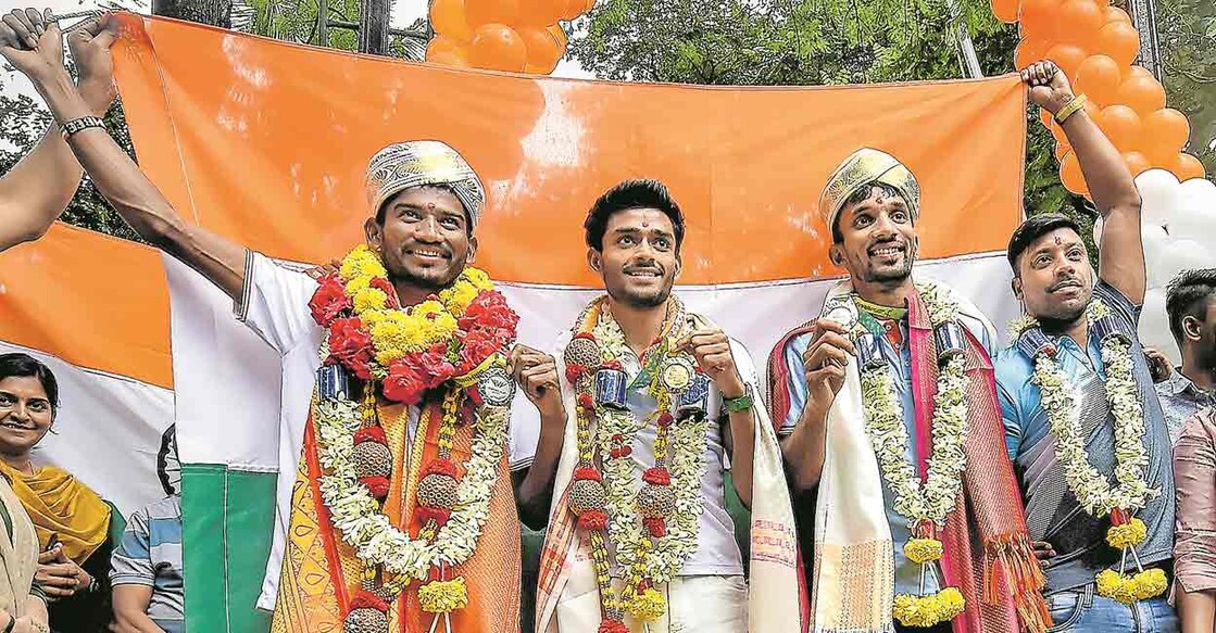 കോമൺവെൽത്ത് ഗെയിംസ് മെഡൽ ജേതാക്കളായ അവിനാഷ് സാബ്‍ലെ, എൽദോസ് പോൾ, അബ്ദുല്ല അബൂബക്കർ എന്നിവർക്കു ബെംഗളൂരുവിലെ ദേശീയ ക്യാംപിൽ നൽകിയ സ്വീകരണം. ദേശീയ ട്രിപ്പിൾ ജംപ് പരിശീലകനായ മലയാളി എം.ഹരികൃഷ്ണൻ (വലത്) സമീപം. 