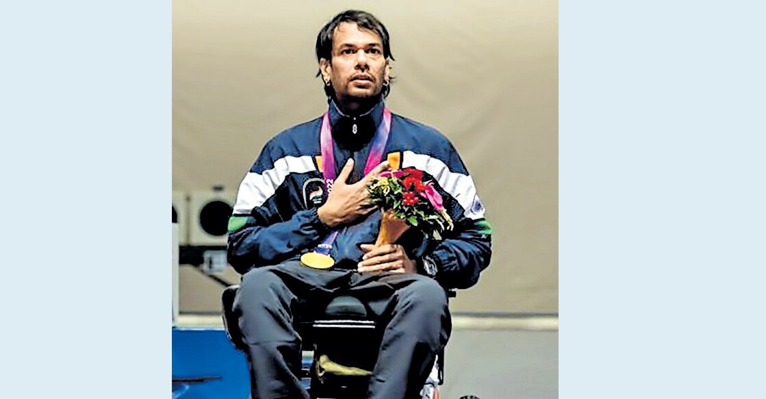 asian-games-3 ഹാങ്ചോ ഏഷ്യൻ പാരാഗെയിംസിൽ സ്വർണം നേടിയ സിദ്ധാർഥ ബാബു മെഡലുമായി.