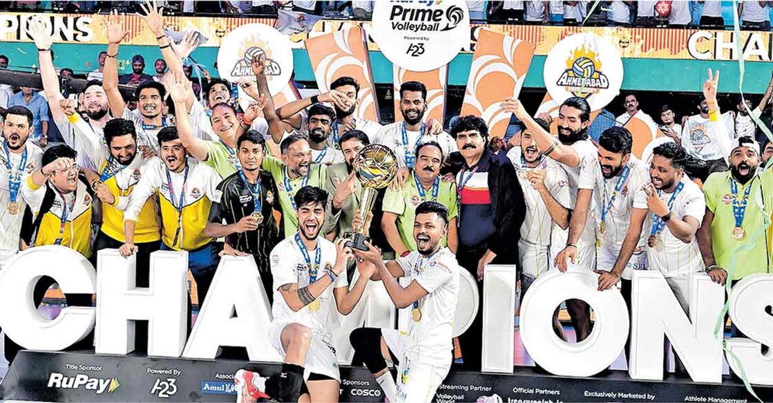കൊച്ചിയിൽ പ്രൈം വോളി ലീഗിൽ ജേതാക്കളായ അഹമ്മദാബാദ് ഡിഫൻഡേഴ്സ് ടീം ട്രോഫിയുമായി ആഹ്ലാദത്തിൽ. 
ചിത്രം: ജോസ്കുട്ടി പനയ്ക്കൽ ∙ മനോരമ 
