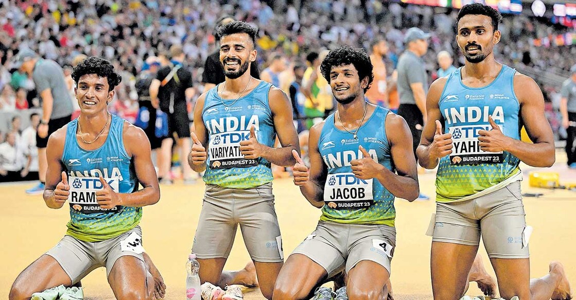 ATHLETICS-WORLD-2023 മത്സരശേഷം ഇന്ത്യൻ റിലേ ടീമംഗങ്ങളുടെ ആഹ്ലാദം. ഇടത്തുനിന്ന്: രാജേഷ് രമേഷ്, മുഹമ്മദ് അജ്മൽ, അമോജ് ജേക്കബ്, മുഹമ്മദ് അനസ്.