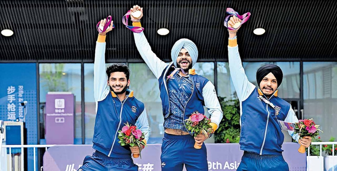 airpistol പുരുഷന്മാരുടെ 10 മീറ്റർ എയർ പിസ്റ്റൾ ടീം ഇനത്തിൽ സ്വർണം നേടിയ ഇന്ത്യയുടെ ശിവ നർവാൽ, അർജുൻ സിങ് ചീമ, സരബ്ജോത് സിംങ് എന്നിവരുടെ ആഹ്ലാദം.
ചിത്രം: റിങ്കുരാജ് മട്ടാഞ്ചേരിയിൽ ∙മനോരമ