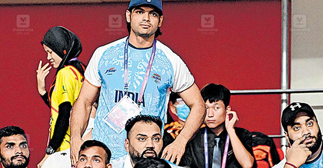 neeraj-chopra ഹാങ്ചോ ഒളിംപിക്സ് സ്പോർട്സ് സെന്ററിൽ അത്ലറ്റിക്സ് മത്സരങ്ങൾ കാണാനെത്തിയ നീരജ് ചോപ്ര ചിത്രം : മനോരമ