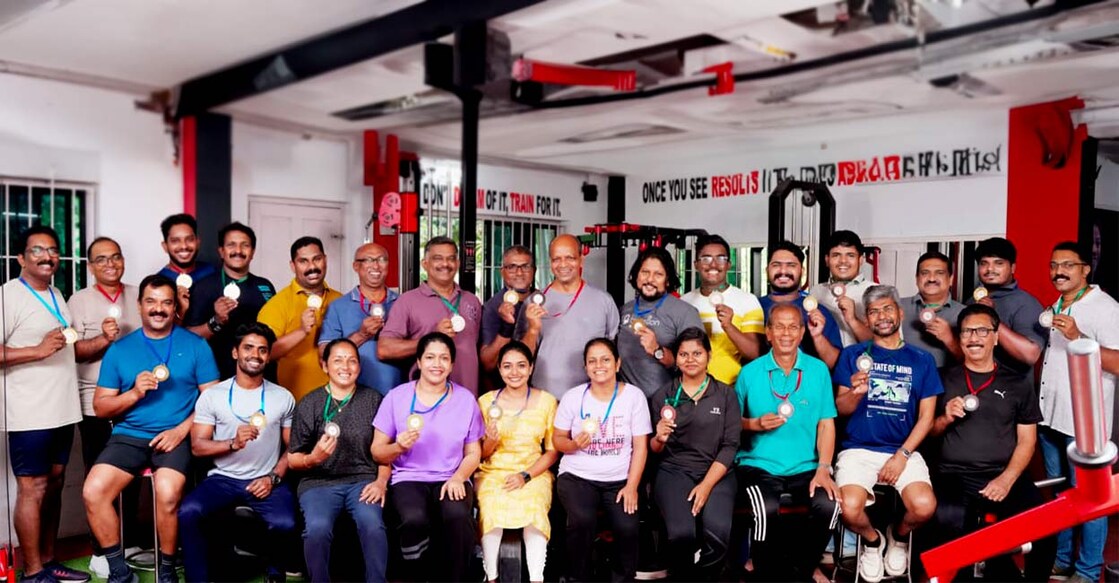 solomon-s-gym കേരള സ്റ്റേറ്റ് എക്യുപ്പ്ഡ് ആൻഡ് ക്ലാസ്സിക് ബെഞ്ച്പ്രസ് മത്സരത്തിൽ കോട്ടയം ജില്ലയ്ക്കായി 26 മെഡലുകൾ നേടിയ സോളമൻസ് ജിമ്മിലെ അംഗങ്ങൾ മെഡലുകളുമായി.