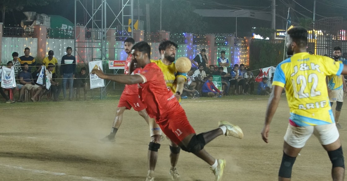 kerala-handball-goal കേരള താരം ജർസൺ ക്രിസ്തുരാജ് ജമ്മുകാശ്മീരിനെതിരെ ഗോൾ നേടുന്നു