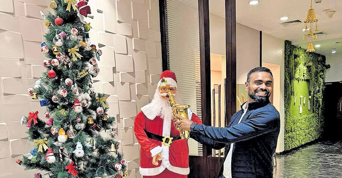 sreejesh ഒളിംപ്യൻ പി.ആർ.ശ്രീജേഷ് സാന്താ ക്ലോസിനൊപ്പം