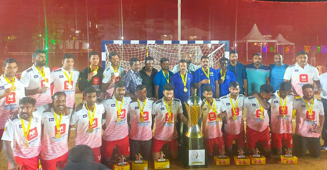 ദേശീയ സീനിയർ പുരുഷ വിഭാഗം ഹാൻഡ്‌ബോൾ ചാംപ്യൻഷിപ്പിൽ കിരീടം ചൂടിയ കേരള ടീം.