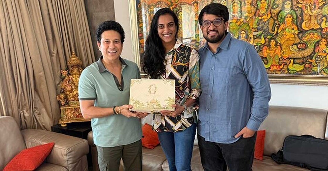 sachin-pv-sindhu-venkata-dutta-sai പി.വി. സിന്ധുവും പ്രതിശ്രുത വരൻ വെങ്കട്ട ദത്ത സായിയും സച്ചിൻ തെൻഡുൽക്കറെ നേരിട്ടെത്തി വിവാഹത്തിനു ക്ഷണിച്ചപ്പോൾ.